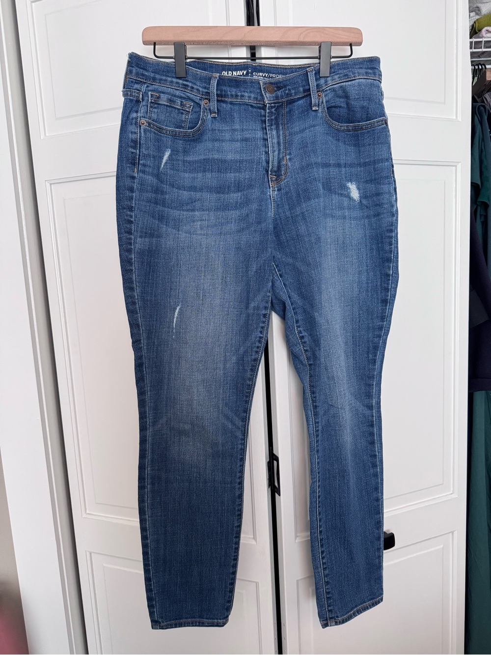Old Navy Women's Medium Blue Skinny Jeans with Light Distressing
